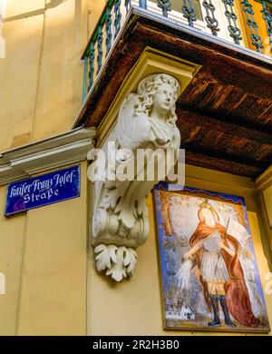 Balkon und Porträt von St. Florian an an einem historischen Gebäude in der Kaiser-Franz-Josef-Straße in Bad Ischl, Oberösterreich Stockfoto