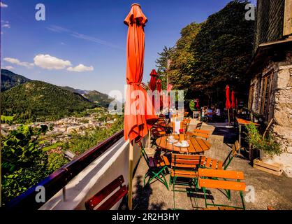 Blick von der Terrasse des Bergrestaurants auf dem Gipfel von Siriuskogl in Bad Ischl, Oberösterreich, Österreich Stockfoto