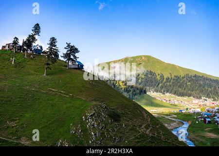 Landschaftlich schöner Blick auf das berühmte georgische Resort Bakhmaro gegen die Bergkette mit Wolken Stockfoto