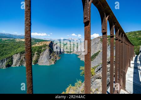 Blick auf das Le DRAC Reservoir am Belvédère du Petit Train de La Mure, Isère, Frankreich Stockfoto