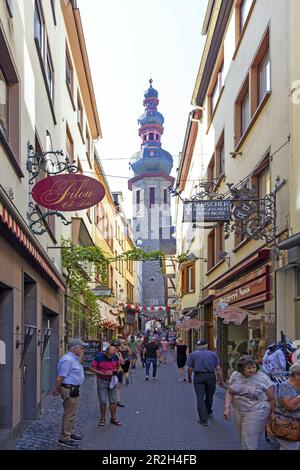 Fußgängerzone, Gasse mit Blick auf den Katheter. Pfarrkirche St. Martin, Altstadt, Cochem an der Mosel Stockfoto