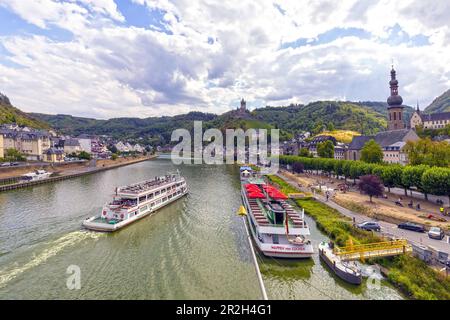 Blick auf die Mosel, Ausflugsboote, Anlegestelle, Altstadt, Reichsburg, Cochem auf der Mosel Stockfoto
