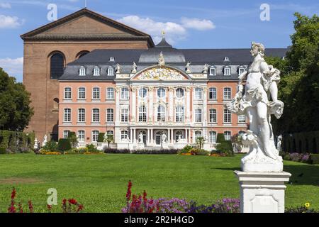 Wahlpalast, Palastgarten, Barockfiguren (im Hintergrund „Konstantin Basilika“, Auditorium des römischen Palastes), Trier Stockfoto