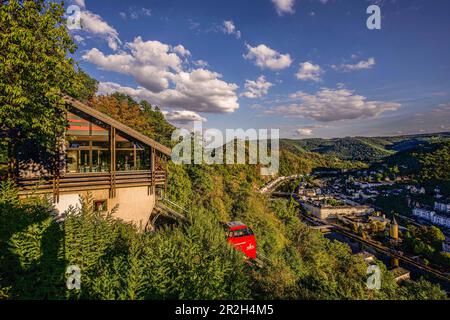 Blick von der obersten Station der Kurwaldbahn nach Bad Ems und Lahn-Tal, Rheinland-Pfalz, Deutschland Stockfoto