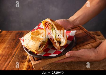 Mexikanische Torta. Sandwich mit gewöhnlichem Brot in Mexiko, es kann Telera, Bolillo oder Bagette sein, geteilt in zwei Hälften und mit verschiedenen Zutaten gefüllt, in Stockfoto