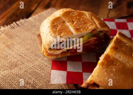 Mexikanische Torta. Sandwich mit gewöhnlichem Brot in Mexiko, es kann Telera, Bolillo oder Bagette sein, geteilt in zwei Hälften und mit verschiedenen Zutaten gefüllt, in Stockfoto