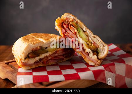 Mexikanische Torta. Sandwich mit gewöhnlichem Brot in Mexiko, es kann Telera, Bolillo oder Bagette sein, geteilt in zwei Hälften und mit verschiedenen Zutaten gefüllt, in Stockfoto