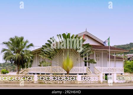 Regionales Gästehaus der Regierung mit Travelers Tree, Ravenala madagascariensis, in Santo António auf der Insel Príncipe in Westafrika Stockfoto