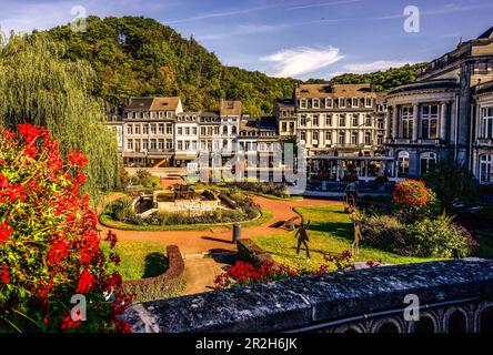 Blick auf den Park und das Hauptgebäude des Kasinos, mit dem bewaldeten Hügel von Colline d'Annette et Lubin im Hintergrund, Spa, Provinz Lüttich, BE Stockfoto