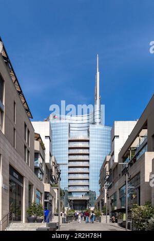 Porta Nuova Garibaldi (2009-2015), Zugang zum neuen Geschäftsviertel unten mit dem UniCredit Tower (Architekt Cesar Pelli), Mailand Stockfoto
