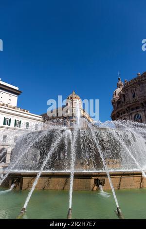 Der Brunnen auf der Piazza de Ferrari, Genua, Ligurien, Italien. Stockfoto
