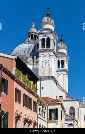 Die beiden Glockentürme der Basilika della Salute aus Rio Terà dei Catecumeni, Venedig, Venetien, Italien. Stockfoto