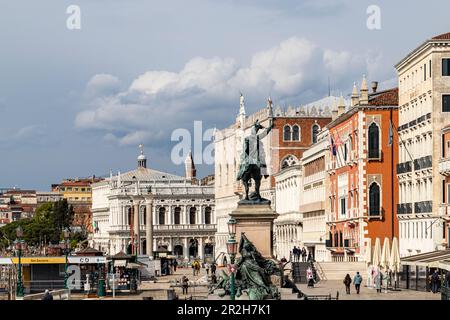 Historische Paläste und Denkmal für den König von Italien Vittorio Emanuele II. An der Riva degli Schiavoni, Venedig, Venetien, Italien Stockfoto