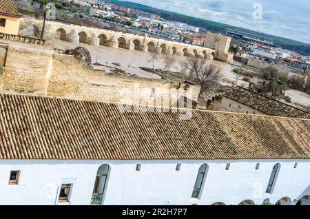 Blick aus der Vogelperspektive auf die Stadt Cordoba, Spanien, vom Alcazar de los Reyes Cristianos, mit der römischen Brücke über den Fluss Guadalquivir in der Backgrou Stockfoto