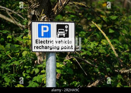 Schild mit Ladestation für Elektroautos Stockfoto