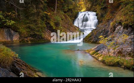 Der Wasserfall am Obernachkanal bei Wallgau, Oberbayern, Bayern, Deutschland Stockfoto