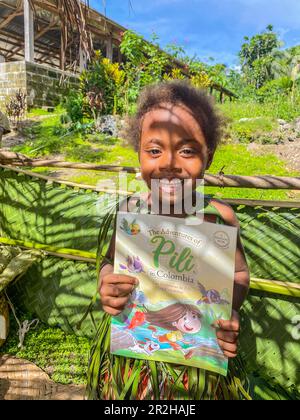 Zweisprachige Kinderbuchspenden auf der Insel Fenualoa auf den Salomonen durch das Projekt „die Abenteuer von Pili“. Stockfoto