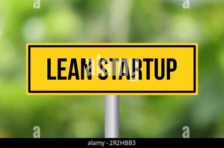 Mageres Straßenschild für Anfahrbetrieb auf unscharfem Hintergrund Stockfoto