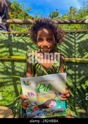 Zweisprachige Kinderbuchspenden auf der Insel Fenualoa auf den Salomonen durch das Projekt „die Abenteuer von Pili“. Stockfoto