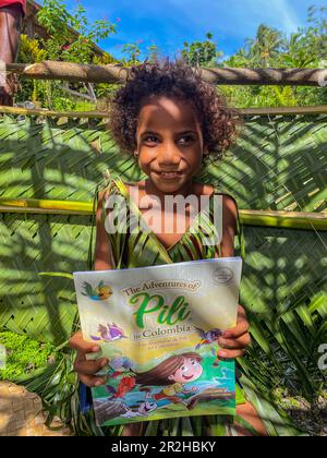 Zweisprachige Kinderbuchspenden auf der Insel Fenualoa auf den Salomonen durch das Projekt „die Abenteuer von Pili“. Stockfoto