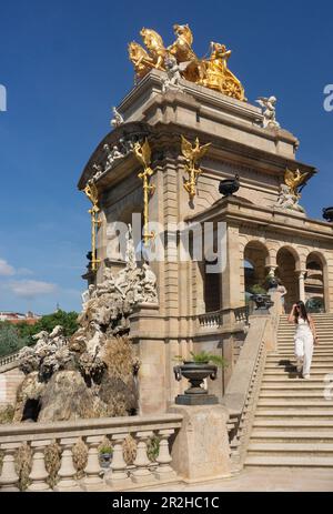 Font de la Cascada del Parc de la Ciutadella, erbaut für die Weltausstellung von 1888, mit Aurora und ihrem Wagen. Barcelona, Spanien. Stockfoto