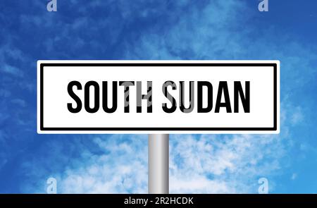 südsudan-Straßenschild auf blauem Himmelshintergrund Stockfoto