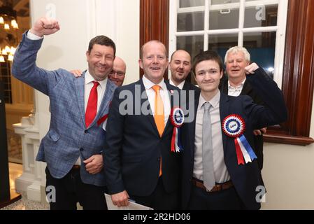 Ron McDowell (3. links) von der traditionellen Unionistischen Stimme (TUV) im Rathaus von Belfast, nachdem die nordirischen ratswahlen gezählt haben. Foto: Freitag, 19. Mai 2023. Stockfoto