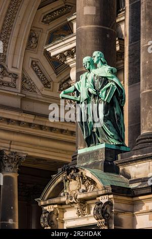 Statuen von Luke und John als Evangelisten am Berliner Dom Stockfoto