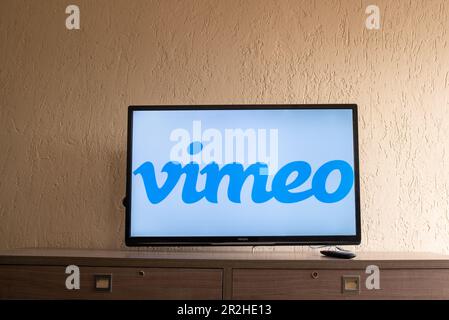 Brasilien, Rio de Janeiro - 19. Mai 2023: Vimeo Streaming Network Logo im Fernsehen. Stockfoto