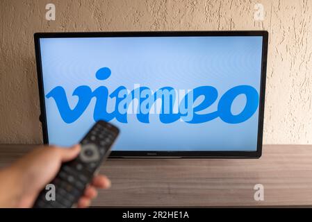 Brasilien, Rio de Janeiro - 19. Mai 2023: Vimeo Streaming Network Logo im Fernsehen. Stockfoto