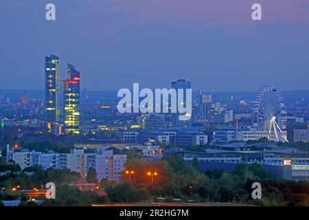 Blick vom Müllberg in Fröttmaning zu den Highlight Towers, München, Oberbayern, Bayern, Deutschland Stockfoto