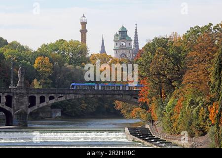 Isar mit alten Gebäuden in der Widenmayerstraße in Lehel, Wehr-Kraftwerk und Fischleiter, dahinter die Türme des Müllerschen Volksbads und der Mar Stockfoto