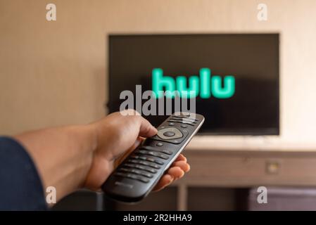 Brasilien, Rio de Janeiro - 19. Mai 2023: Flachbildfernseher mit dem Logo von Hulu, einem Video-on-Demand-Service mit US-Abonnement. Stockfoto