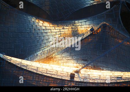 Die untergehende Sonne spiegelt sich auf dem Dach des Olympiastadions in München, Oberbayern, Bayern, Deutschland Stockfoto