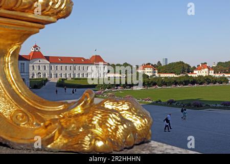 Fuß einer der goldenen Lampen der Treppe am Eingang zum Schloss Nymphenburg, Nymphenburg, München, Oberbayern, Bayern, Stockfoto