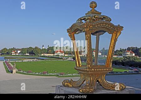 Goldene Lampe der Treppe am Eingang zur Stadtseite des Schlosses Nymphenburg, Nymphenburg, München, Oberbayern, Bayern, Deutschland Stockfoto