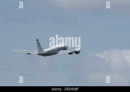 EIN US-AMERIKANISCHER Air Force WC-135 Konstantflugzeug Phoenix, dem 55.-Flügel zugewiesen, Offutt Air Force Base, Nebraska, startet am 16. Mai 2023 in Royal Air Force Mildenhall, England. Das WC-135 führt eine wissenschaftliche Mission zur Unterstützung der Mission zur Überwachung des Atomvertrags des Air Force Technical Applications Center durch. AFTAC bringt seine unvergleichliche Expertise in der nuklearen Ereigniserkennung in die USA Air Force als unterstellte Organisation der sechzehnten Air Force. Stockfoto