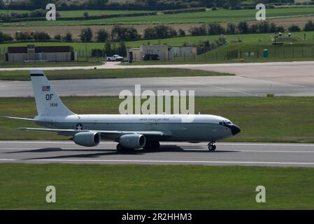 EIN US-AMERIKANISCHER Air Force WC-135 Constant Phoenix Aircraft, das dem 55.-Flügel zugewiesen ist, Offutt Air Force Base, Nebraska, startet vom Royal Air Force Mildenhall, England, 16. Mai 2023. Das WC-135 sammelt Druckluft- und Partikelproben in internationalen Lufträumen über einen großen geografischen Bereich. Das WC-135 ist ein nicht-kämpferisches, wissenschaftliches Datenerfassungsflugzeug, das keine Kampfmission hat. Stockfoto