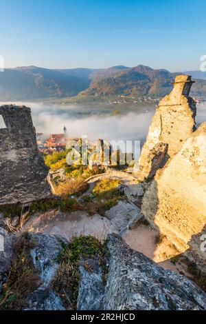 Blick von den Burgruinen Dürnstein auf Dürnstein und das Donautal in Wachau, Niederösterreich, Österreich Stockfoto