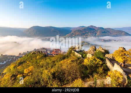 Blick von den Burgruinen Dürnstein auf Dürnstein und das Donautal in Wachau, Niederösterreich, Österreich Stockfoto