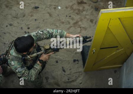 Soldaten der 3. Special Forces Group (Airborne) trainieren Soldaten aus Hauptquartier und Hauptquartier Battery, 3-6 Field Artillery, 1. Brigade Combat Team, 10. Mountain Division, bei Nahkampf-Operationen, 18. Mai 2023 auf Fort Drum, NY. Das Training umfasste Methoden zur Aufklärung im Infanterienstil, während Räume in einem simulierten Kampfszenario geräumt wurden, und ermöglichte Soldaten aus 3-6 FA eine einzigartige Gelegenheit, mit einer Special Forces Group zu trainieren. Stockfoto