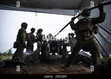 USA Soldaten, die dem 1. Zug, Archer Battery, Artillerie-Geschwader, 2. Calvary Regiment, zugeteilt wurden, lösten den Bruch ihres M777 gezogenen 155-mm-Haubitzers während einer Koordinationsübung im Rahmen von Griffin Shock 23, der am 18. Mai 2023 in Bemowo Piskie, Polen, stattfand. Als polnisches Rahmenland demonstriert Übung Griffin Shock die USA Die Fähigkeit der Armee, das NATO-Bündnis zu sichern, indem sie die NATO-Kampfgruppe Polen rasch zu einer Einheit in Brigadegröße verstärkt. (USA Armeenationalgarde Foto von Staff Sgt. Agustín Montañez) Stockfoto