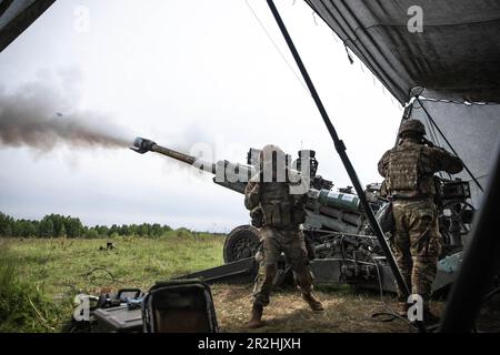 USA Soldaten, die dem 1. Zug, Archer Battery, Artillerie-Geschwader, 2. Calvary Regiment, zugeteilt sind, nehmen im Rahmen von Griffin Shock 23 am 18. Mai 2023 in Bemowo Piskie, Polen, an einer Koordinationsübung zur Feuerwehr Teil. Als polnisches Rahmenland demonstriert Übung Griffin Shock die USA Die Fähigkeit der Armee, das NATO-Bündnis zu sichern, indem sie die NATO-Kampfgruppe Polen rasch zu einer Einheit in Brigadegröße verstärkt. (USA Armeenationalgarde Foto von Staff Sgt. Agustín Montañez) Stockfoto