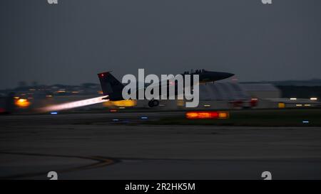 Ein F-15E Strike Eagle, der der 391. Kampfgeschwader zugeteilt wurde, startet vom Kadena Air Base, Japan, 17. Mai 2023. Die Strike Eagles flogen die ganze Woche über in der Abendgarderobe, um die bilaterale Übung Southern Beach zu unterstützen. Der Nachtflugbetrieb verbessert die Fähigkeiten, die die Flugbesatzung benötigt, um erfolgreich zu fliegen und in Umgebungen mit geringer bis gar keiner Sicht zu kämpfen. (USA Air Force Foto von Staff Sgt. Jessi Roth) Stockfoto