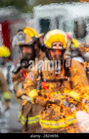 Feuerwehrleute, die dem 180. Kampfflug der Ohio National Guard zugeteilt sind, löschen einen Brand während einer kontrollierten Brandschulung am Eugene F. Kranz Toledo Express Airport in Swanton, Ohio, 8. Mai 2023. Die Übung bot ein realistisches Schulungsszenario, das sicherstellte, dass die Feuerwehrleute umfassend geschult, qualifiziert und für den Einsatz in der ganzen Welt vorbereitet sind. (USA Air National Guard Foto von Staff Sgt. Kregg York) Stockfoto