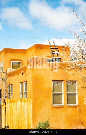 Haus im Adobe-Stil in Albuquerque, New Mexico Stockfoto