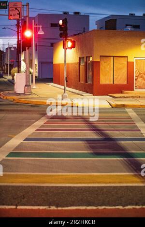 Regenbogenfarbene Straßenkreuzung in Albuquerque, New Mexico. Stockfoto