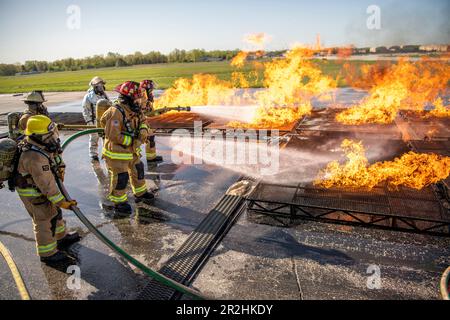 USA Feuerwehrleute der Luftwaffe, die dem 180. Kampfflug der Ohio National Guard zugeteilt sind, löschen ein Feuer während einer kontrollierten Brandübungsveranstaltung am Eugene F. Kranz Toledo Express Airport in Swanton, Ohio, 9. Mai 2023. Die Übung bot ein realistisches Schulungsszenario, das sicherstellte, dass die Feuerwehrleute umfassend geschult, qualifiziert und für den Einsatz in der ganzen Welt vorbereitet sind. (USA Air National Guard Foto von Staff Sgt. Kregg York) Stockfoto