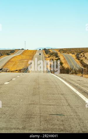Der alte US Highway 85 in der Nähe des Tierschutzgebiets Bosque Del Apache Stockfoto