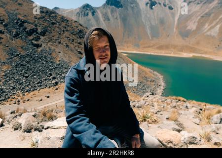 Sehen Sie das Innere des Nationalparks Vulkan Nevado de Toluca mit Seen im Inneren des Kraters. Landschaft in der Nähe von Mexiko-Stadt. Hochwertiges Foto Stockfoto